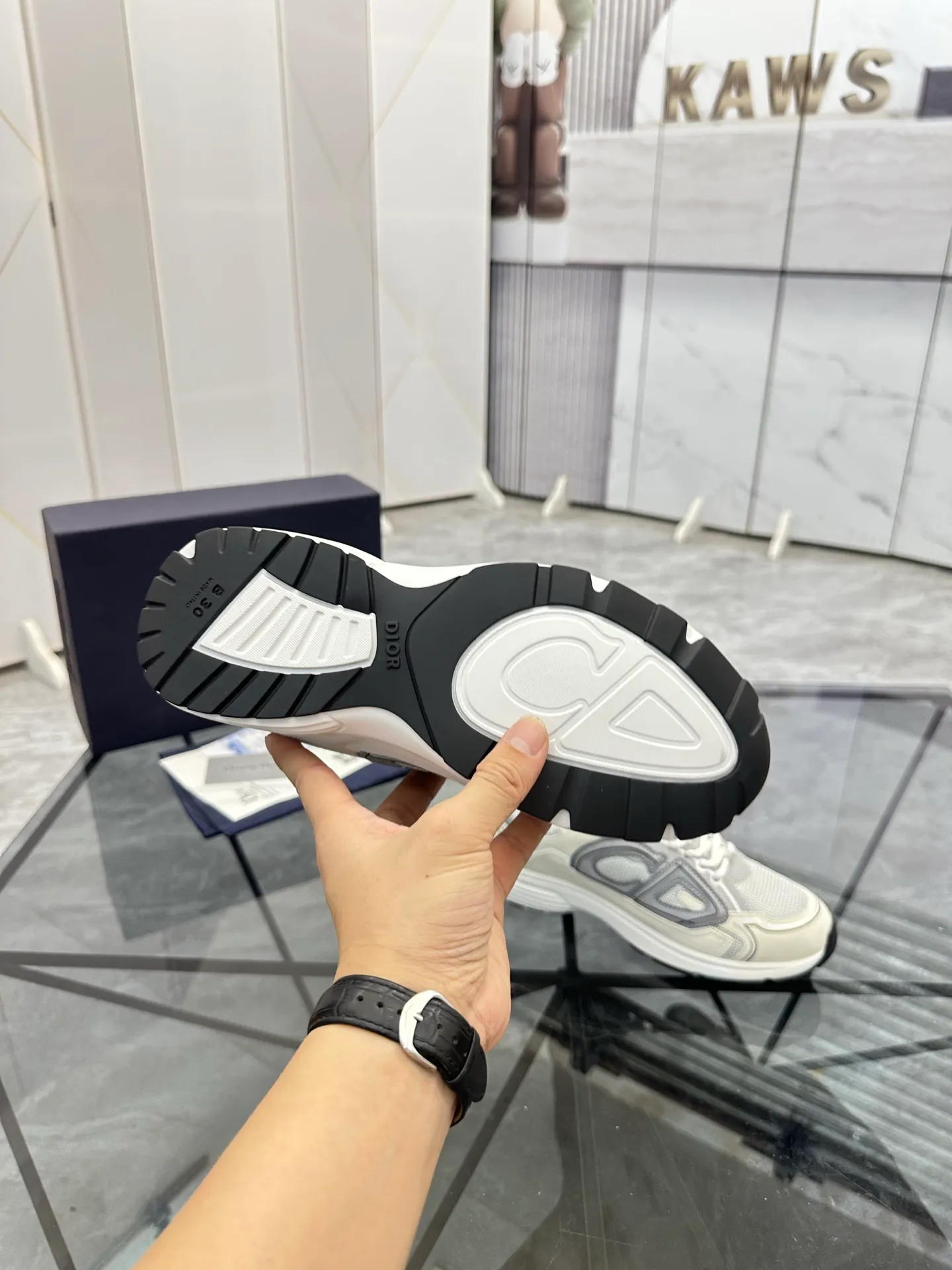 Men's shoes: 💰P400¥ Available in Guangzhou Product trademark: Dior* "Dior*" low-top casual shoes Regular size: 35-46 (can be customized to 47) Couple style Product materials: Upper imported cowhide stitched with original fabric, breathable lining, ultra-light foam original outsole. No.: 007
